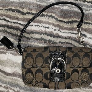 Coach snap pocket front and zip center bl wristlet